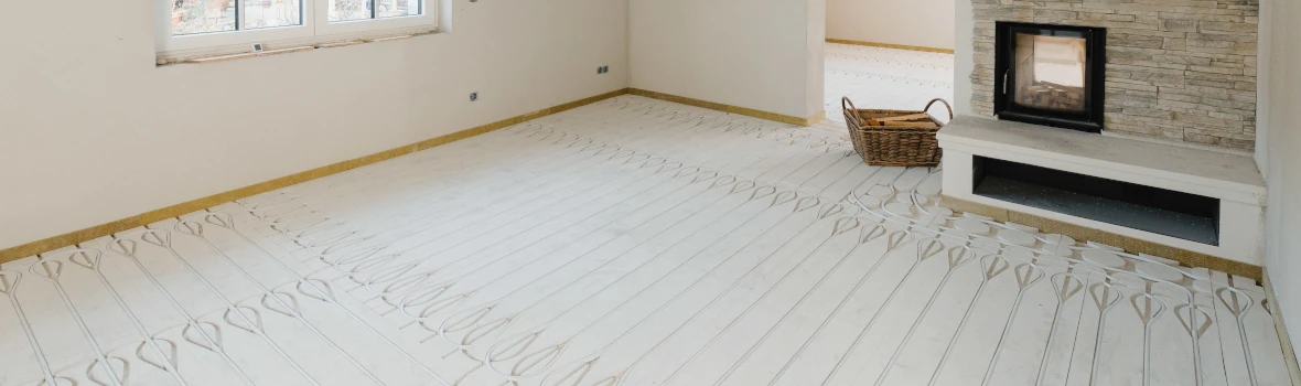 Fußbodenheizungssystem in einem leeren Raum.