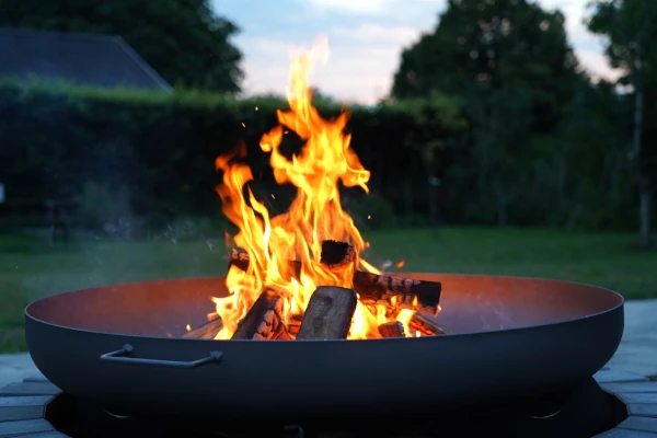 Holz brennt in einer Feuerschale