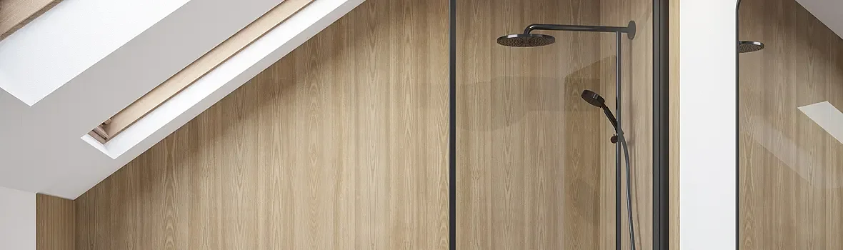 Dusch-Nische mit Wandpaneelen in Holzoptik