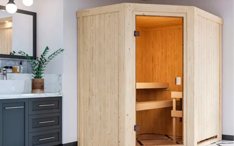 eine Eck-Sauna mit einer Glastür in einem Badezimmer 