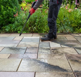 Wie reinige ich meine Terrassenplatten richtig?