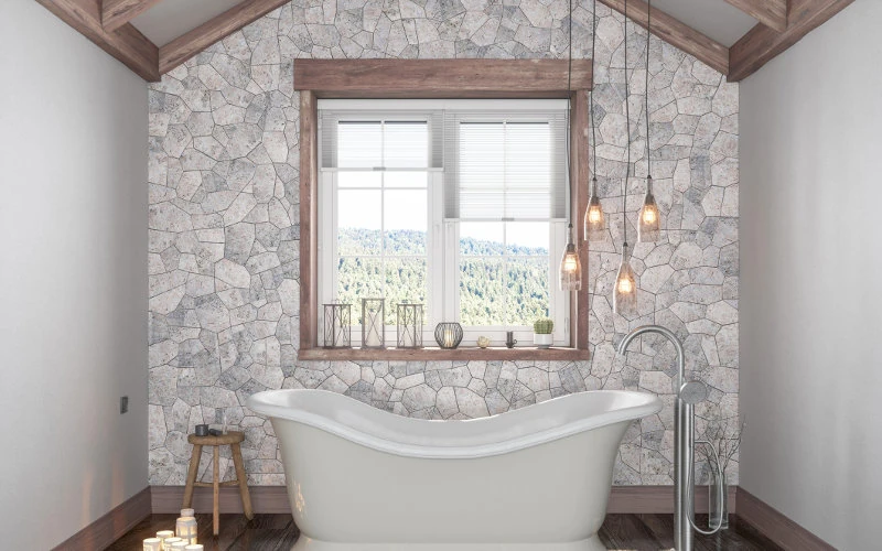 Freistehende Badewanne in einem Badezimmer mit Fenster