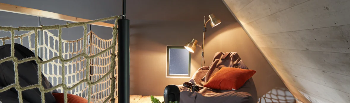 Raum-Nische zum Entspannen mit Sitzsack unter einer Dachschräge in Steinoptik 