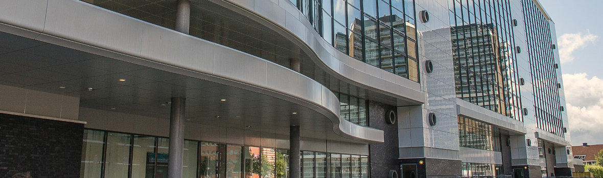 Außenaufnahme auf ein großes Bürogebäude mit riesiger Glasfront 