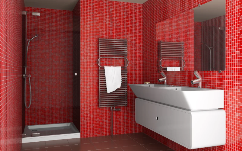 Badezimmer mit roten Wandfliesen
