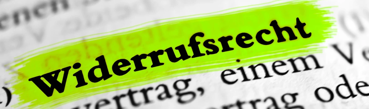 Das Bild zeigt eine Nahaufnahme eines gedruckten Textes, in dem das Wort „Widerrufsrecht“ groß und schwarz zu sehen ist. Es ist mit einem leuchtend grünen Textmarker hervorgehoben.