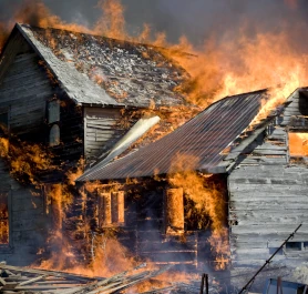 Brandschutz im Holzbau: Wie sicher sind Holzhäuser wirklich?