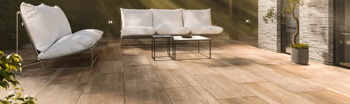 Terrasse mit Bodenplatten in Holzoptik und Sitzmöbeln