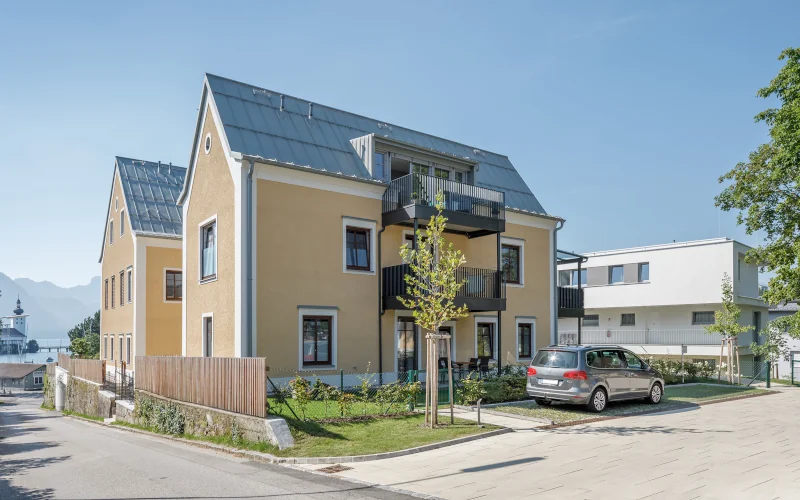 Einfamilienhaus in beige mit Balkonen