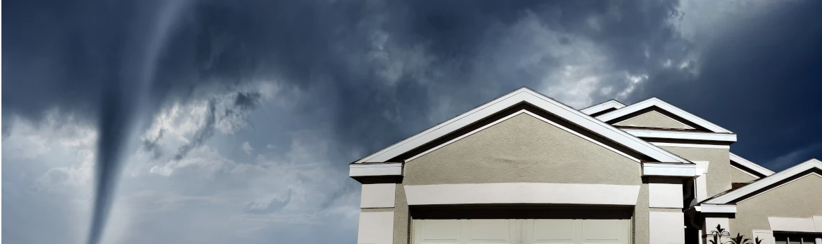 Eine Wirbelsturm, dunkle Wolken und ein Haus.