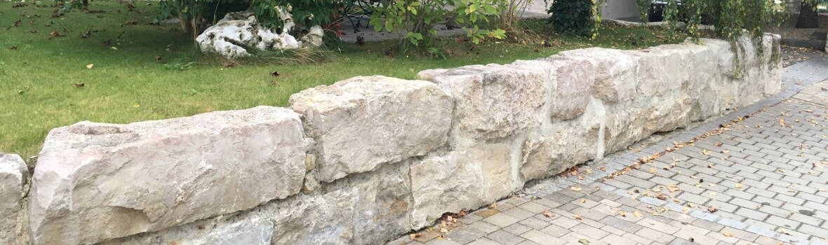Natursteinmauer an einer Auffahrt