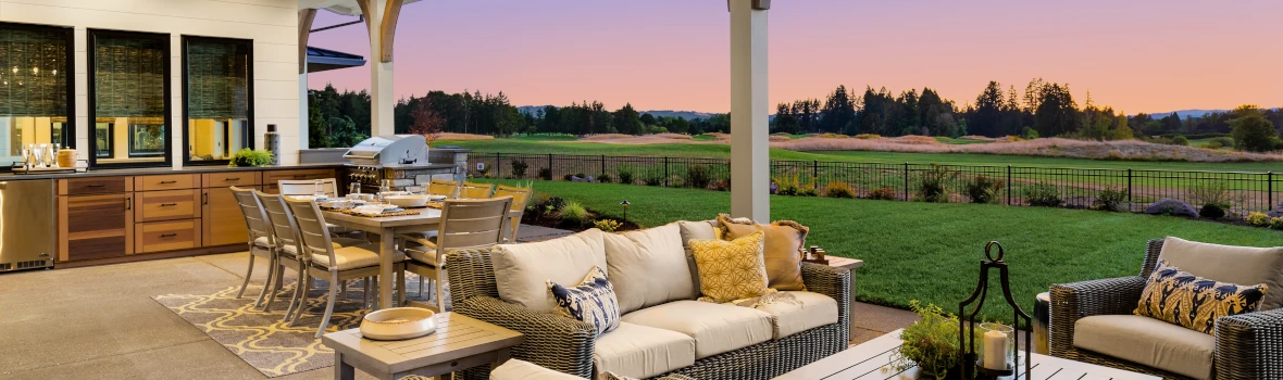 Überdachte, moderne Terrasse mit Loungemöbeln, Outdoor-Küche und Esstisch.