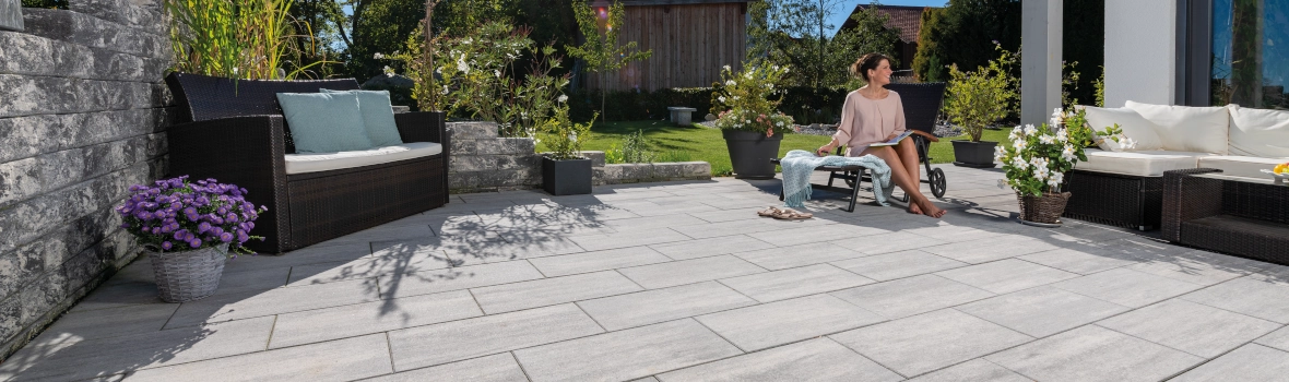 Terrasse mit Bodenbelag aus Beton der Marke KANN. 