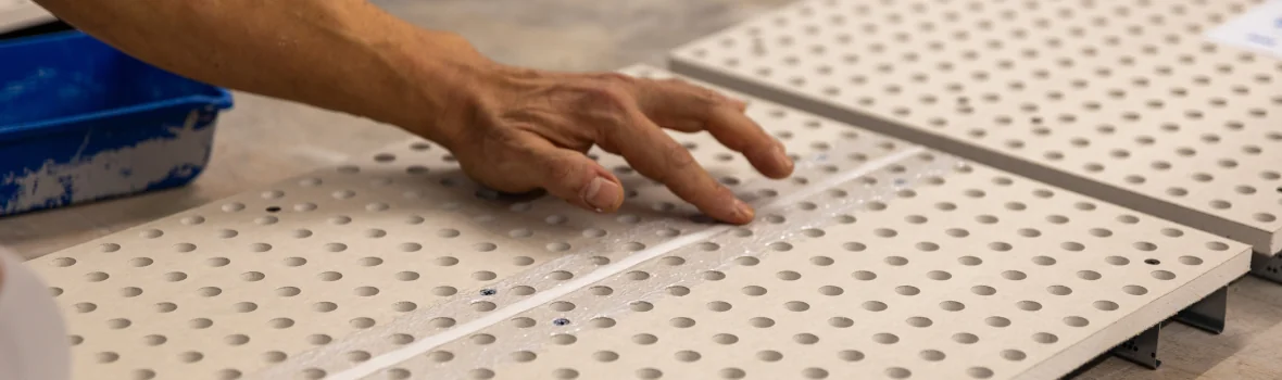 Cleaneo Tape Board von Knauf wird zusammengespachtelt