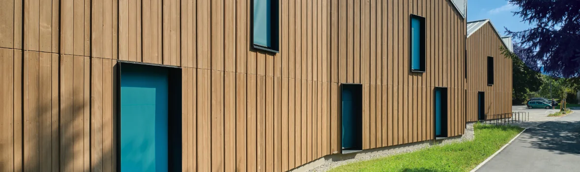 Reihenhaus mit Fassade aus Holz 