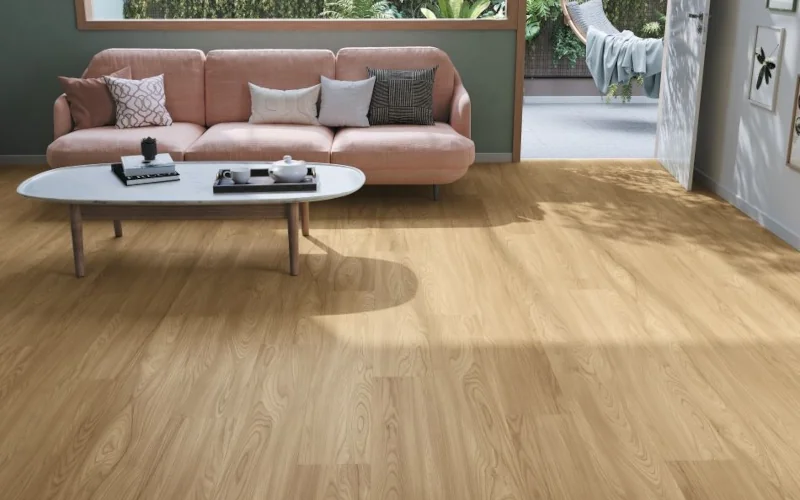 Wohnbereich mit Sofa und Beistelltisch auf hellem Holzlaminat