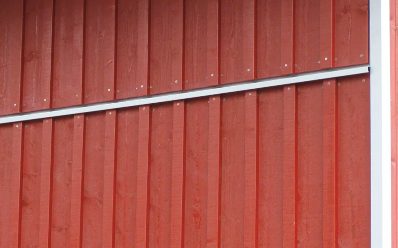 Rote Hausfassade aus Holz 