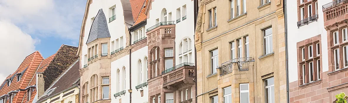 Altstadt mit alten Häusern und bunter schnörkeliger Fassade