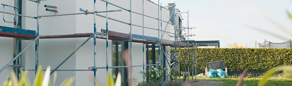 Baugerüst vor einem Haus 