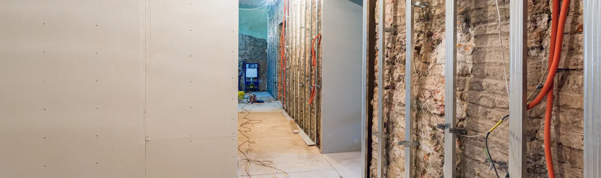 Haus in der Sanierung mit offenen Wänden