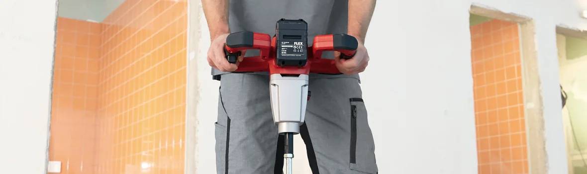 Handwerker mit Akku-Rührwerk in der Hand