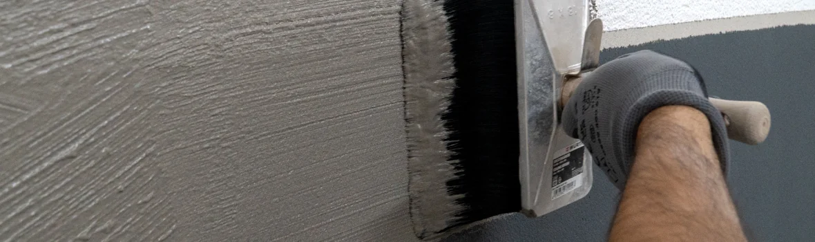 Knauf Dichtschlamm wird auf die Fassade aufgetragen