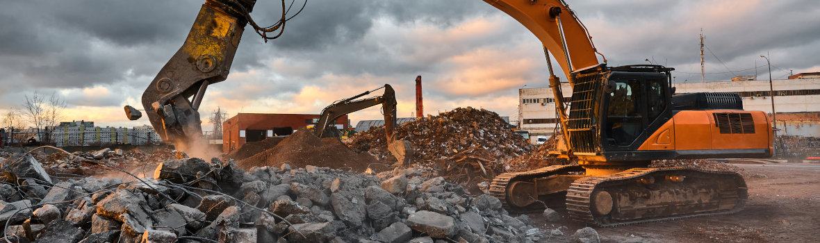 Baustellenfahrzeug baggert Schutt auf einer Baustelle 