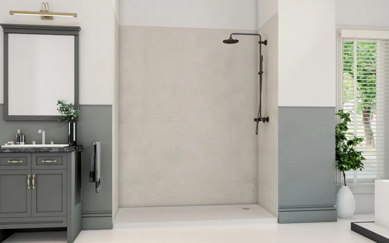 Heller Wand- und Bodenbelag in Dusche