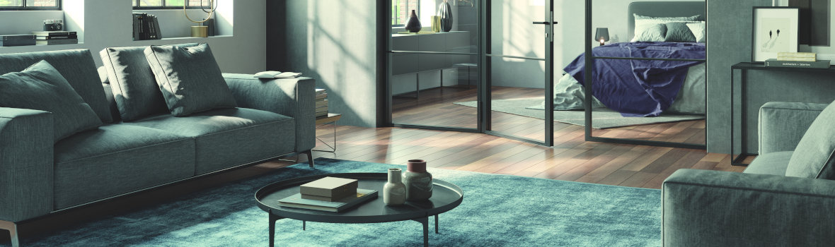 Modernes Wohnzimmer mit gemütlichen Möbeln, großem Teppich und angrenzendem Schlafzimmer.