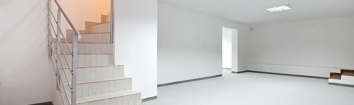 Treppenaufgang zu einem hellen Kellerraum