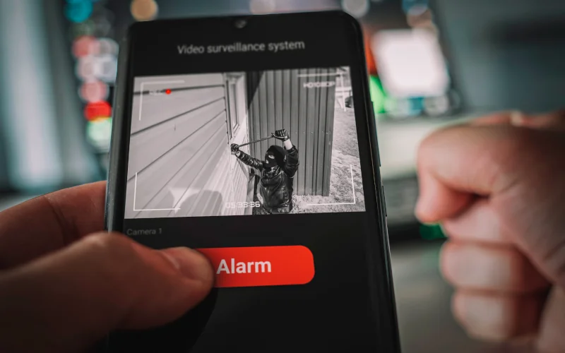 Mann beobachtet einen Einbruch durch sein Handy dank Kameras 