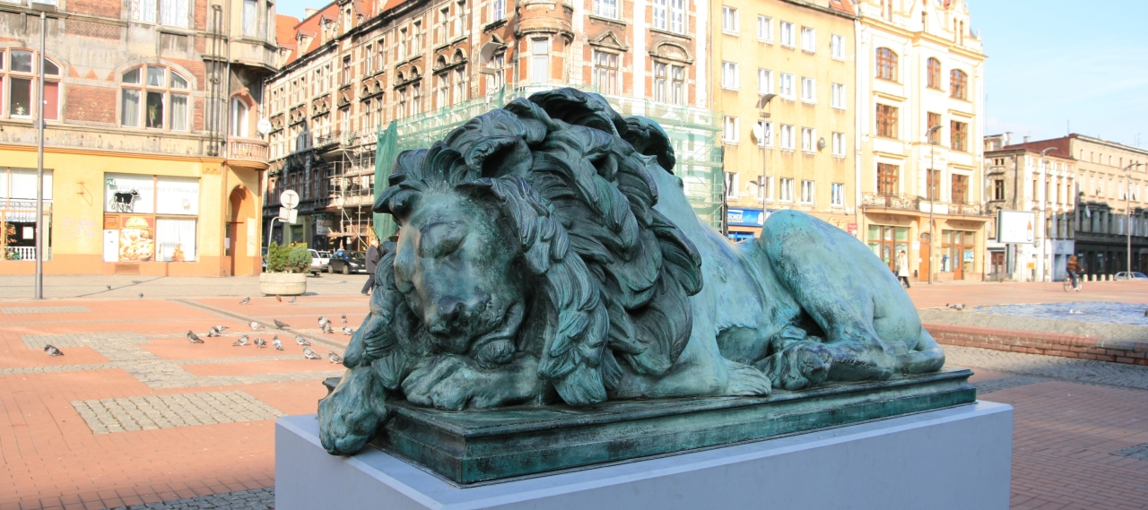 Скульптура сплячого лева Теодора Каліде, Битом. Фото: Адам Гетманський 
