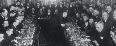 Давід Пшепюрка під час сеансу одночасної гри з 27 шахістами, 1927. Джерело: Національний цифровий архів Польщі 