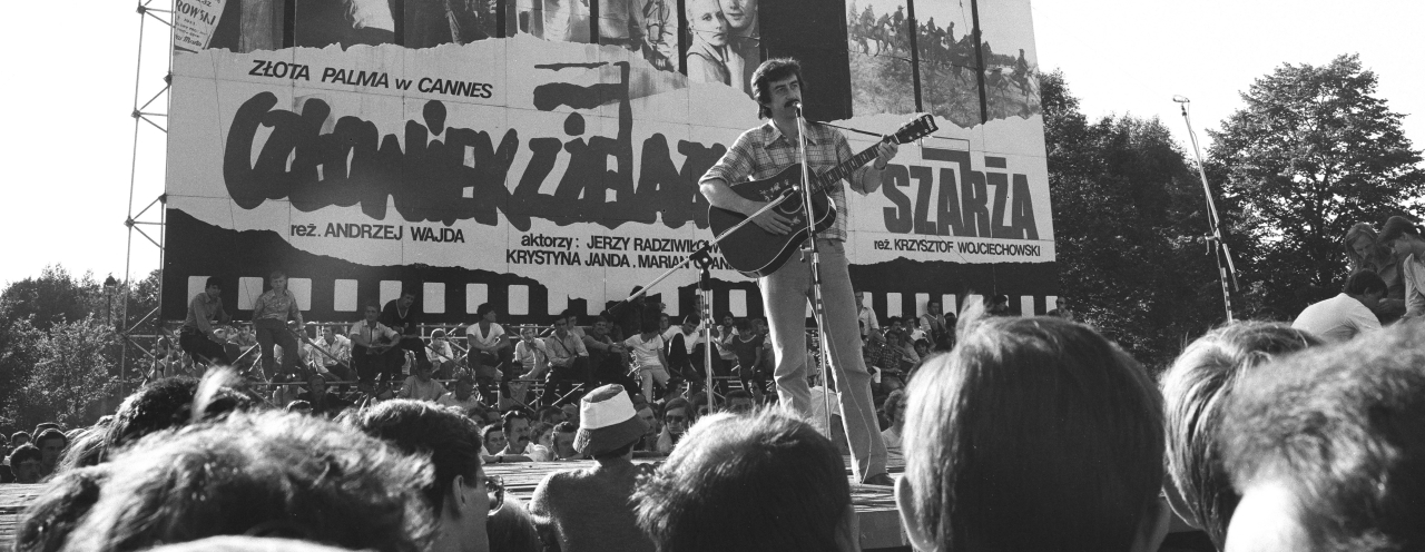 Бард Мацєй Пєтшик співає під час протестів, 1981 рік. Фото: Алєксандр Кєпліч / Forum