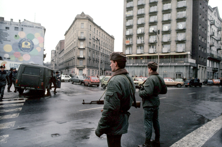 Патруль у центрі Варшави під час воєнного стану. Грудень, 1981. Фото: Кріс Ніденталь / Forum