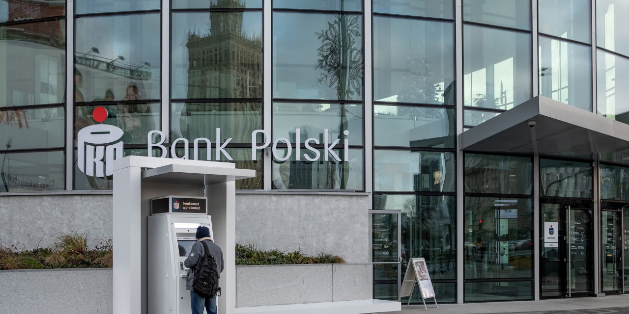 Відділення банку PKO Bank Polski, Варшава. Фото: Міхал Диюк / Forum
