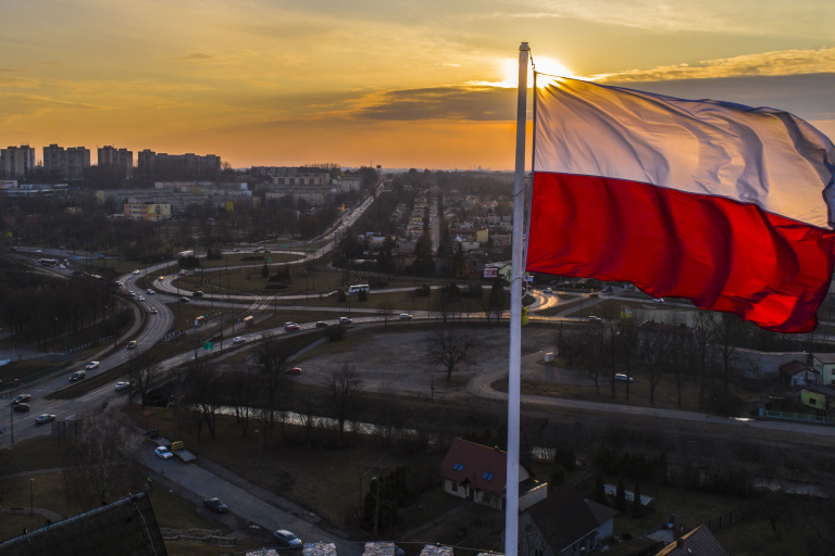 Прапор Польщі над містом Бендзін. Фото: Роберт Нойман / Forum
