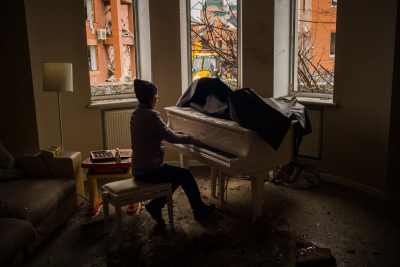 Українська піаністка Ірина Манюкіна грає на фортепіано у своєму будинку, який розбомбили росіяни. Войцєх Ґжендзінсь�кий / Washington Post