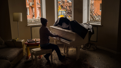 Українська піаністка Ірина Манюкіна грає на фортепіано у своєму будинку, який розбомбили росіяни. Войцєх Ґжендзінський / Washington Post