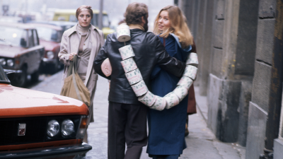 Жінка і чоловік з туалетним папером, Варшава, 70-ті. Фото: Єжи Міхальський / Forum