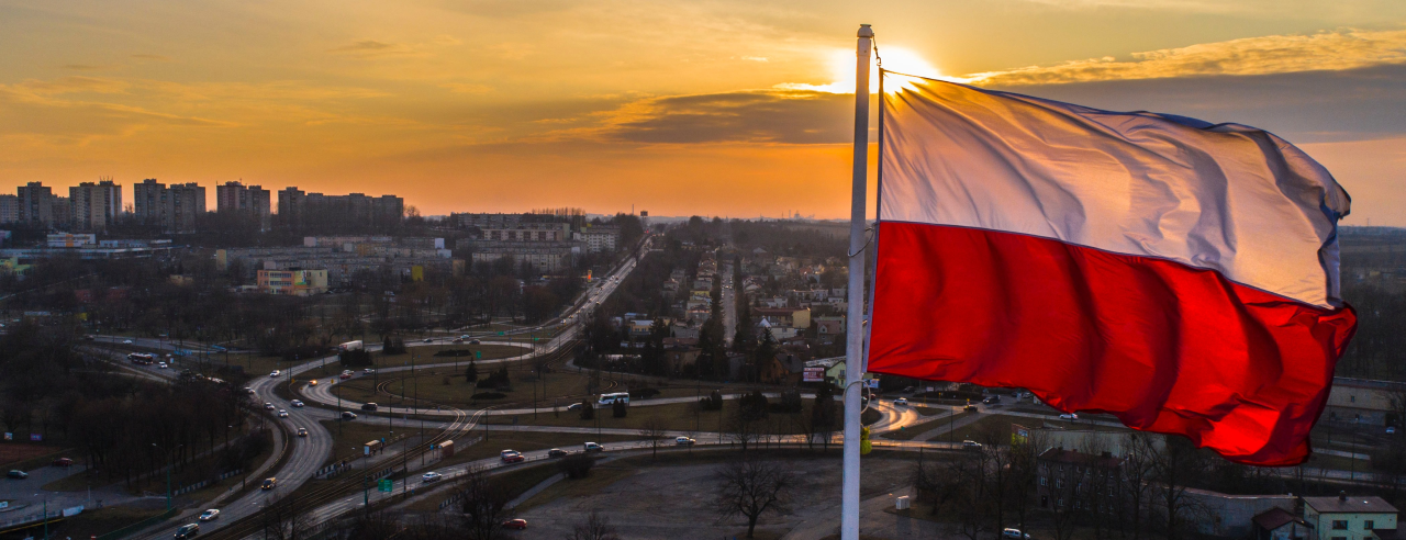 Прапор Польщі над містом Бендзін. Фото: Роберт Нойман / Forum