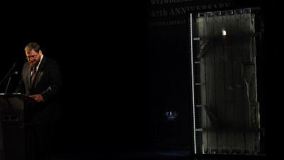 Пйотр Цивінський на тлі дверей до газової камери. Фото: Павел Савіцький / Музей Аушвіц-Біркенау