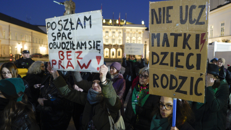 Жіночий протест перед Президентським палацом у Варшаві. Фото: Алєксандер Кепліч / Forum