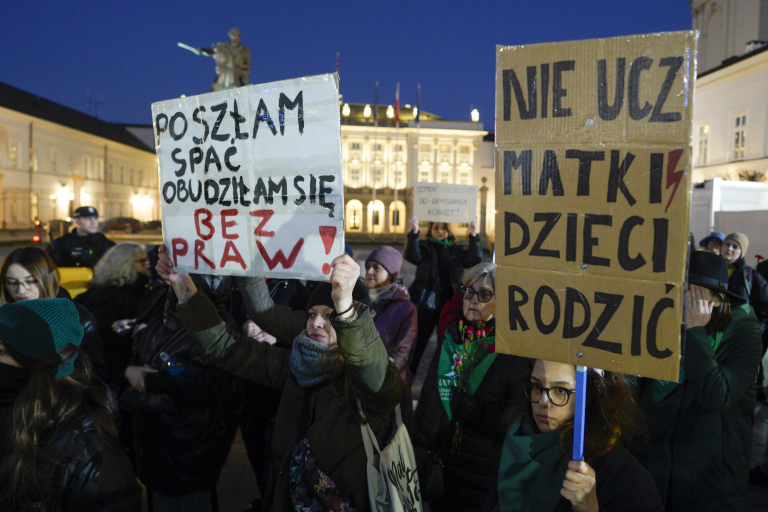 Жіночий протест перед Президентським палацом у Варшаві. Фото: Алєксандер Кепліч / Forum