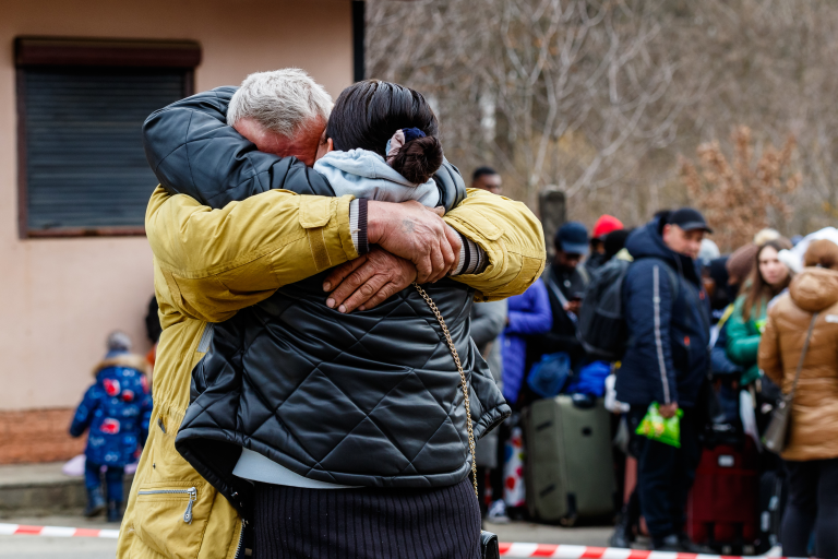 Біженці з України на кордоні. Фото: Янош Немеш / УНIАН
