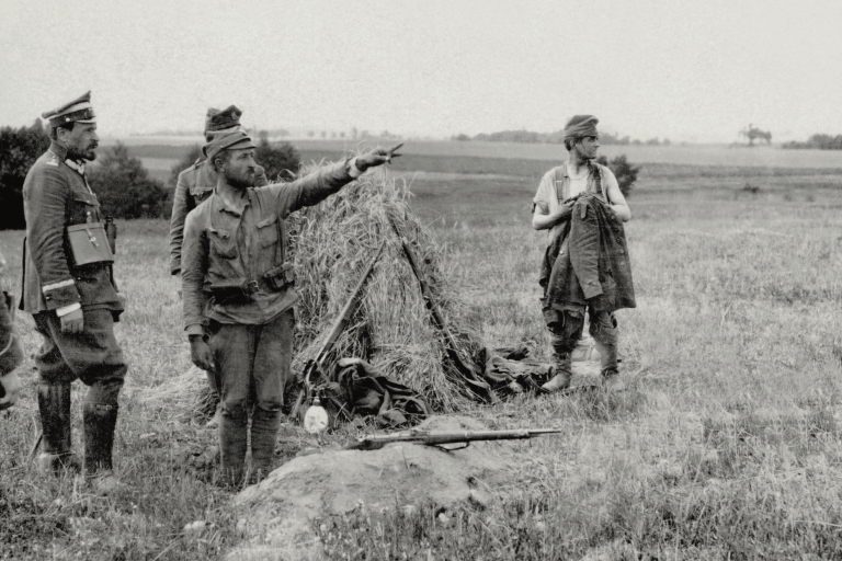 Околиці Варшави. Генерал Юзеф Галлер (другий зліва), командувач Північним фронтом, на позиціях Познанської дивізії під час Варшавської битви, 1920. Джерело: Центр KARTA