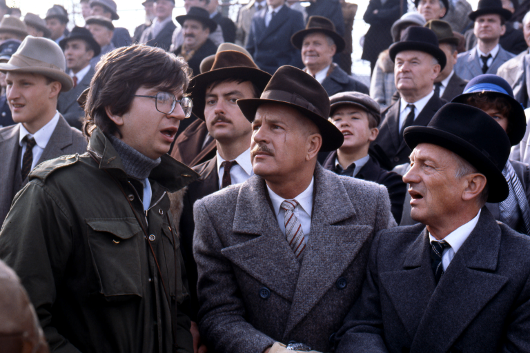 Зліва направо: Юліюш Махульський, Ян Махульський та Вітольд Пиркош під час знімання фільму «Ва-банк». Лодзь, 1981. Фото: Єжи Коснік / Forum