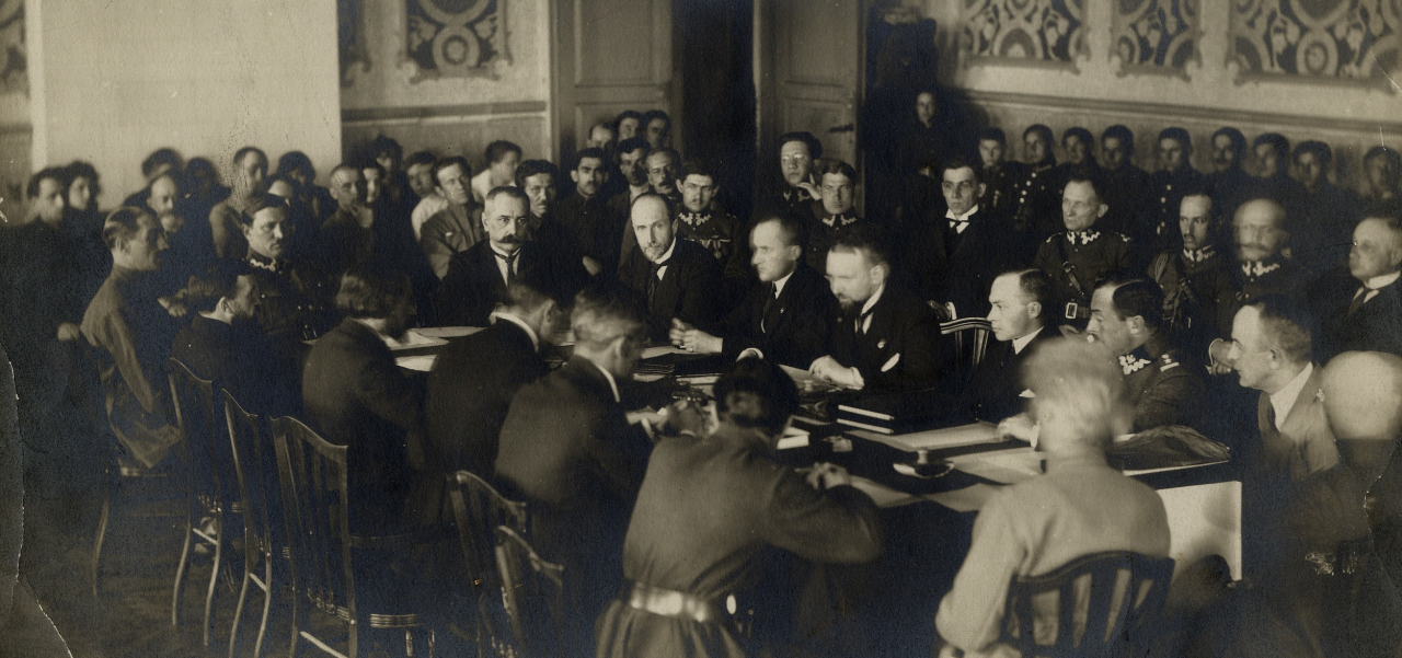Польська і радянська делегації,  засідання Юридичного комітету, Ризька мирна конференція, 1921. Джерело: Вікіпедія