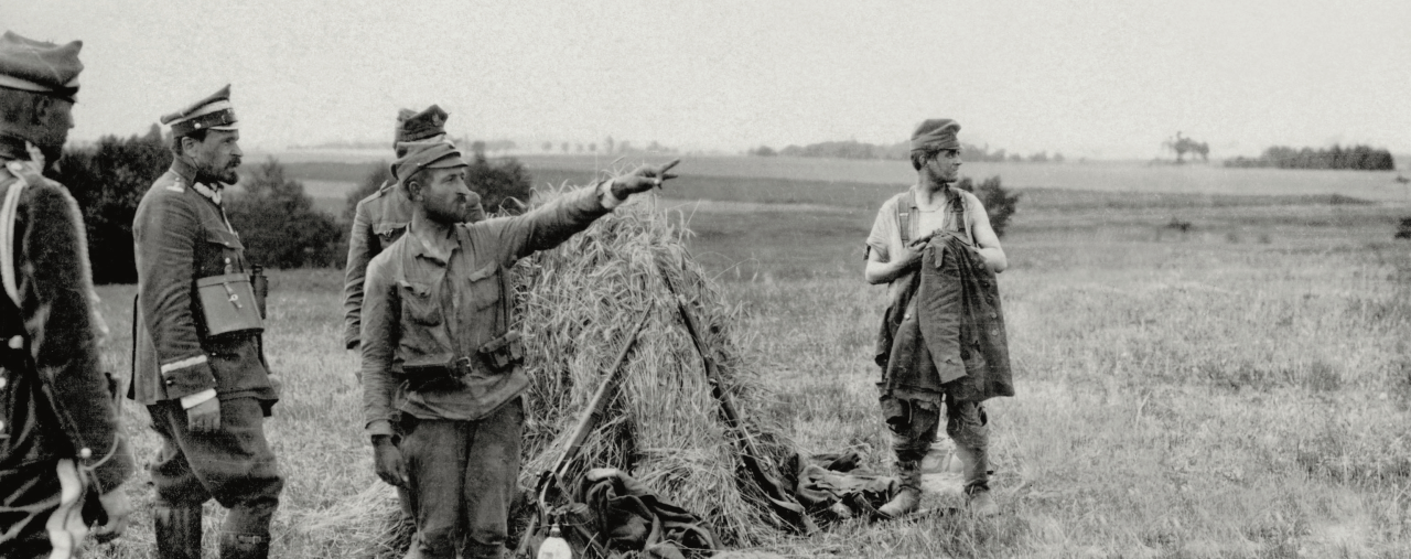 Околиці Варшави. Генерал Юзеф Галлер (другий зліва), командувач Північним фронтом, на позиціях Познанської дивізії під час Варшавської битви, 1920. Джерело: Центр KARTA