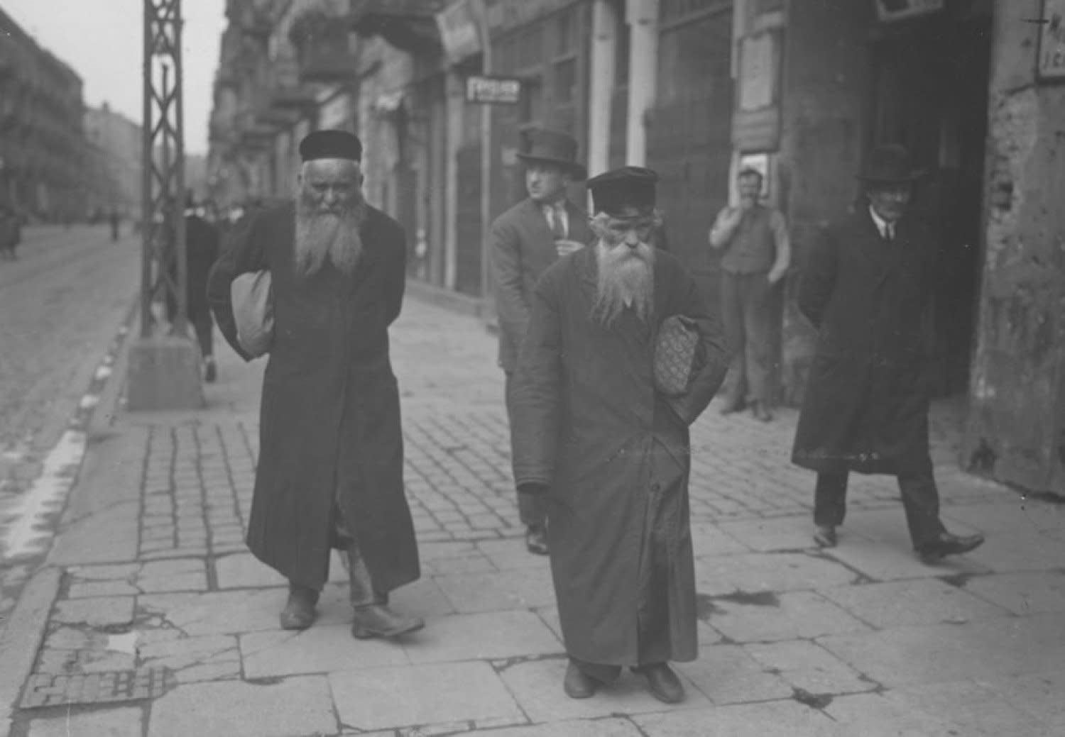 История евреев беларуси. Warsaw`s Jews on nalewki Street, Jewish Quarter" Poland - Warszawa (Warsaw), 1930s. Варшава 1930 evrei. Одесса евреи 1930е. Галицийские евреи.